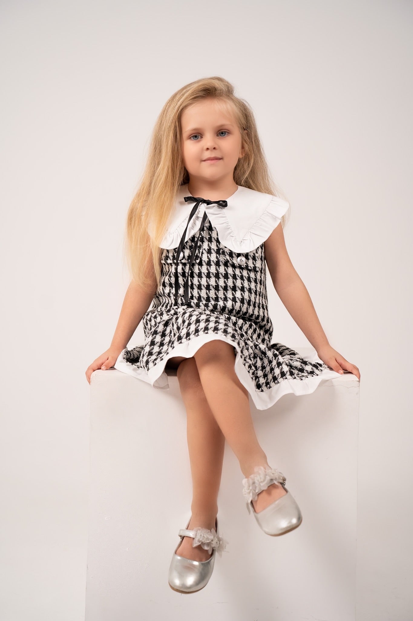 Tweed sleeveless dress with a cotton removable collar