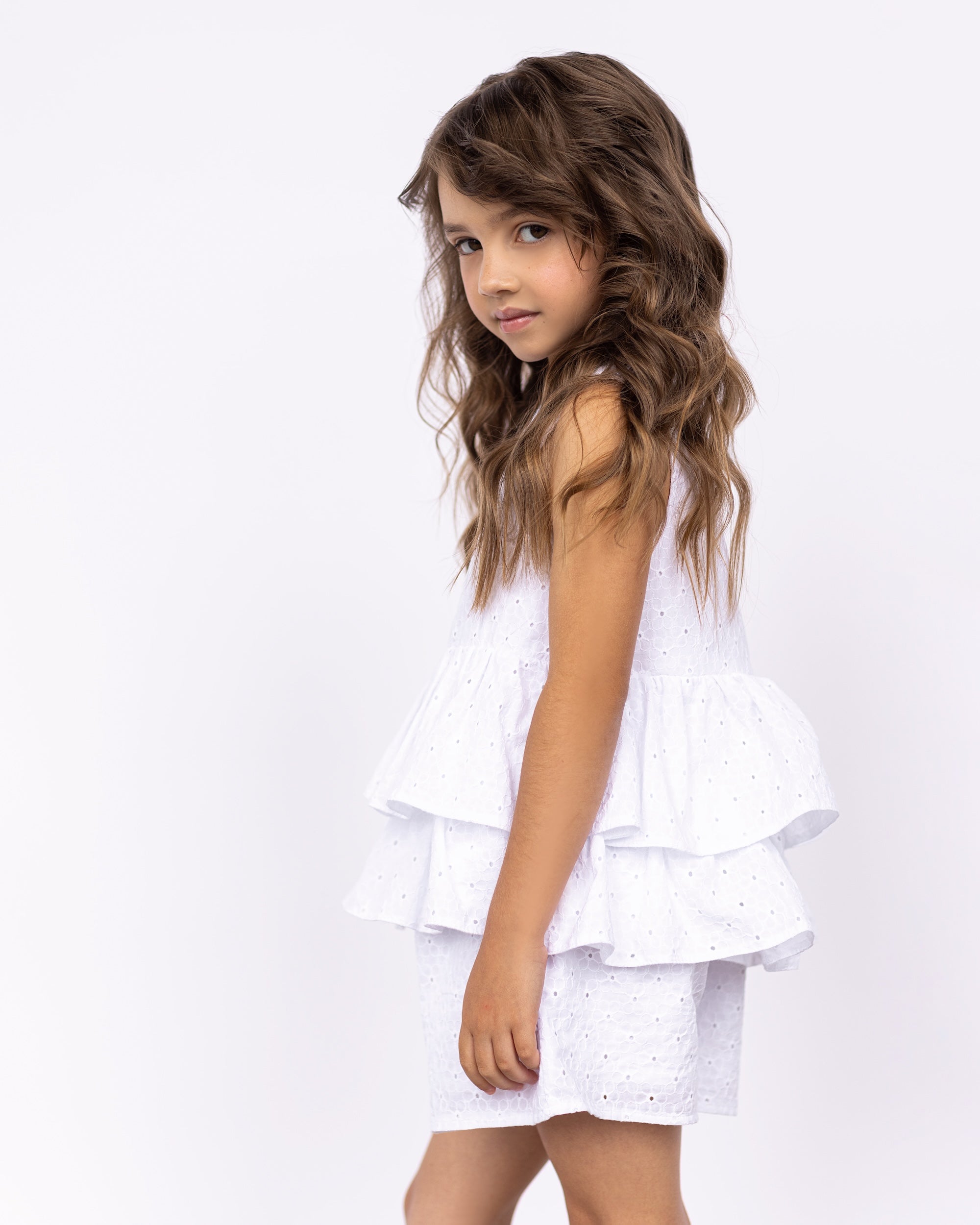 Λευκό σετ με βολάν από ύφασμα μπροντερί για το καλοκαίρι