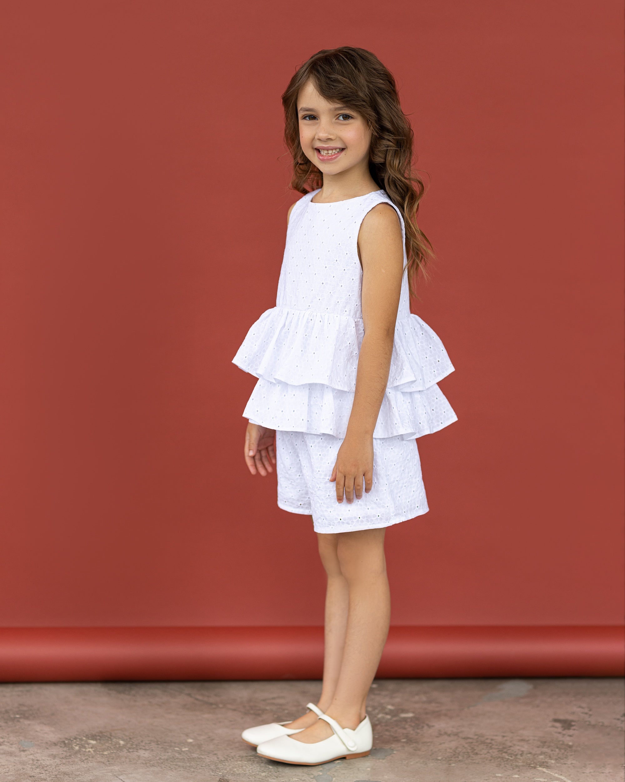 Λευκό σετ με βολάν από ύφασμα μπροντερί για το καλοκαίρι