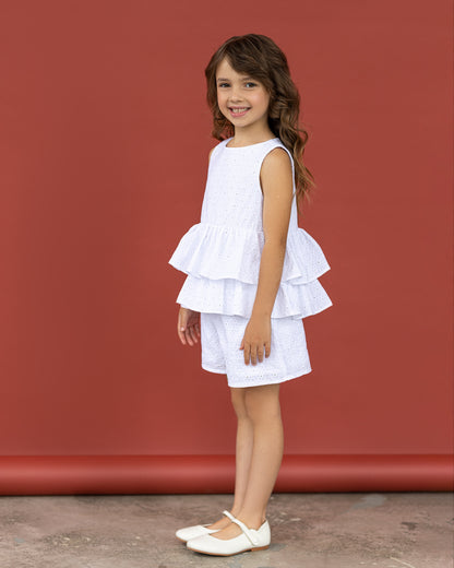 Λευκό σετ με βολάν από ύφασμα μπροντερί για το καλοκαίρι