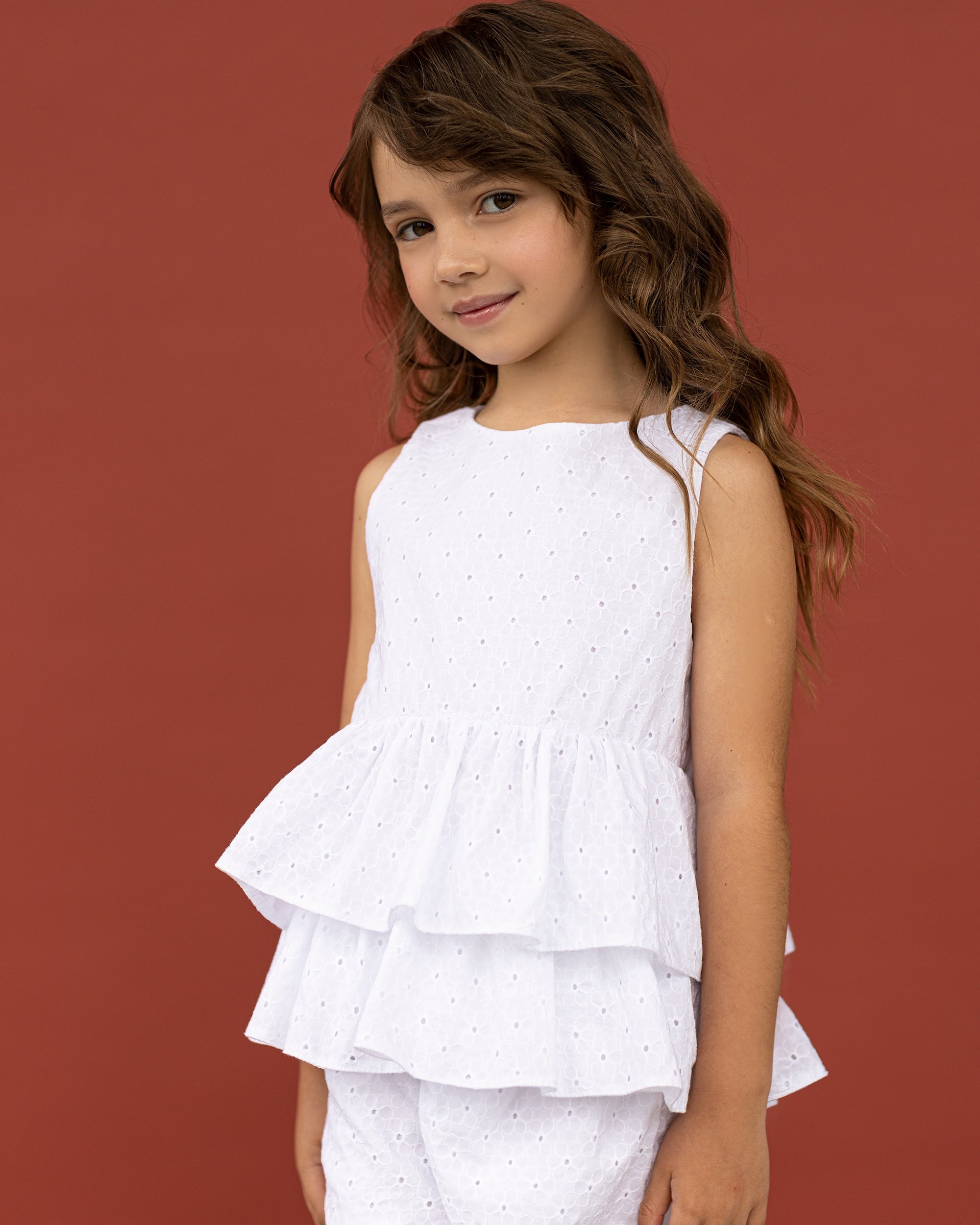 Λευκό σετ με βολάν από ύφασμα μπροντερί για το καλοκαίρι