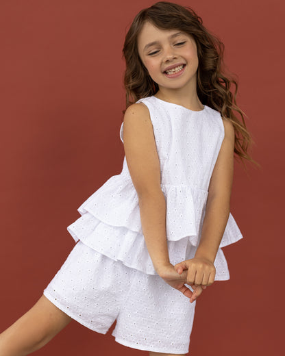 Λευκό σετ με βολάν από ύφασμα μπροντερί για το καλοκαίρι