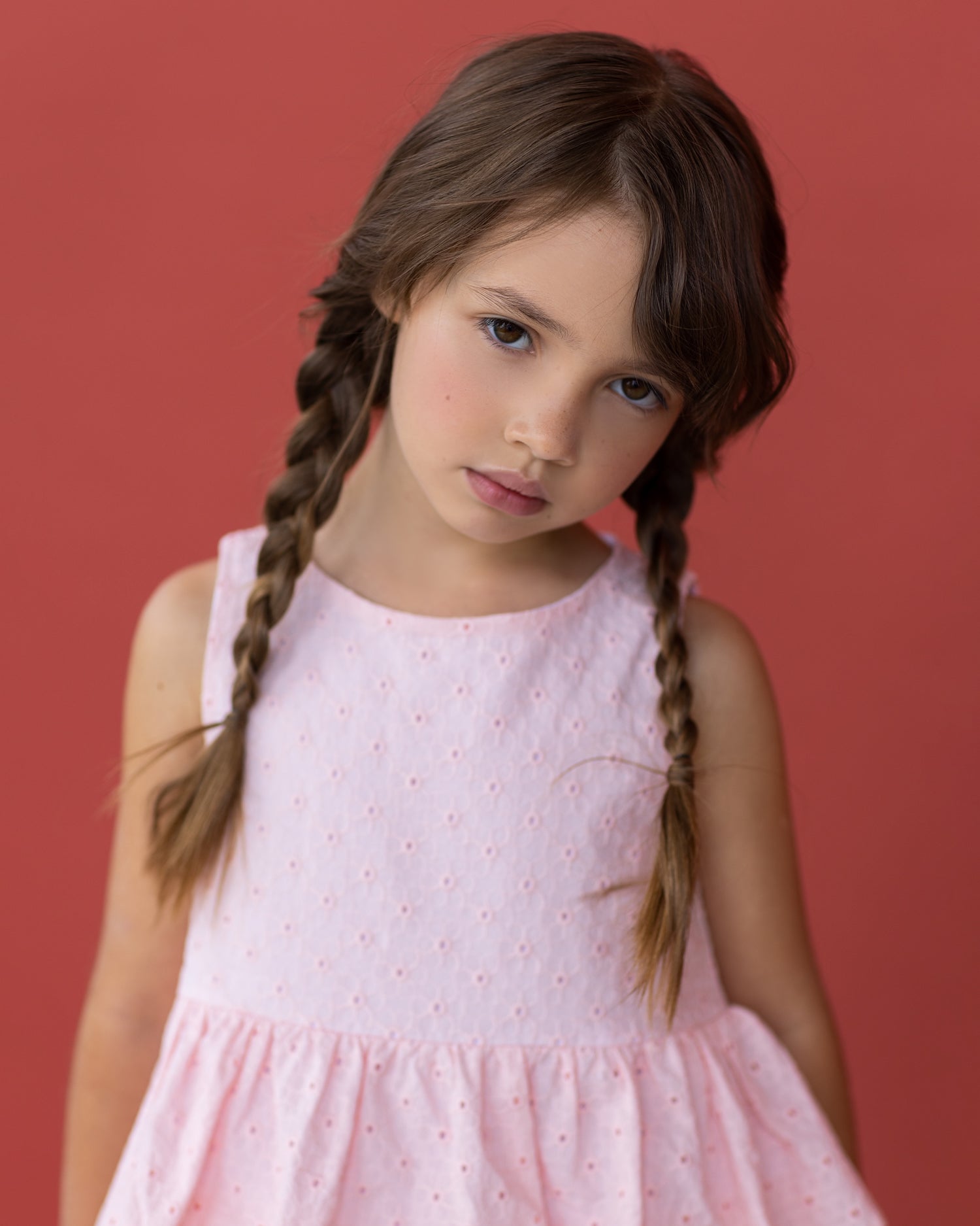 Καλοκαιρινό ροζ σετ με βολάν και κεντήματα