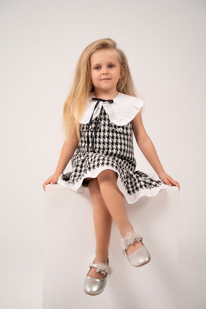 Tweed sleeveless dress with a cotton removable collar