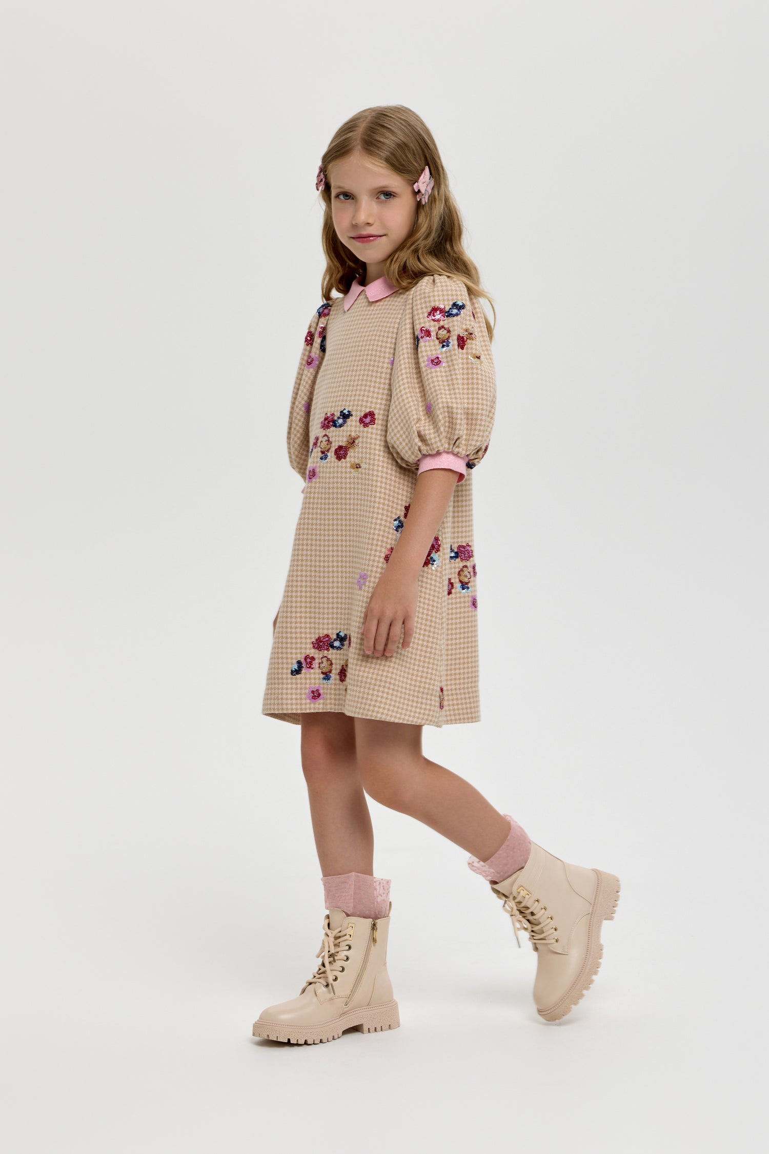 Dress with a collar and embroidery