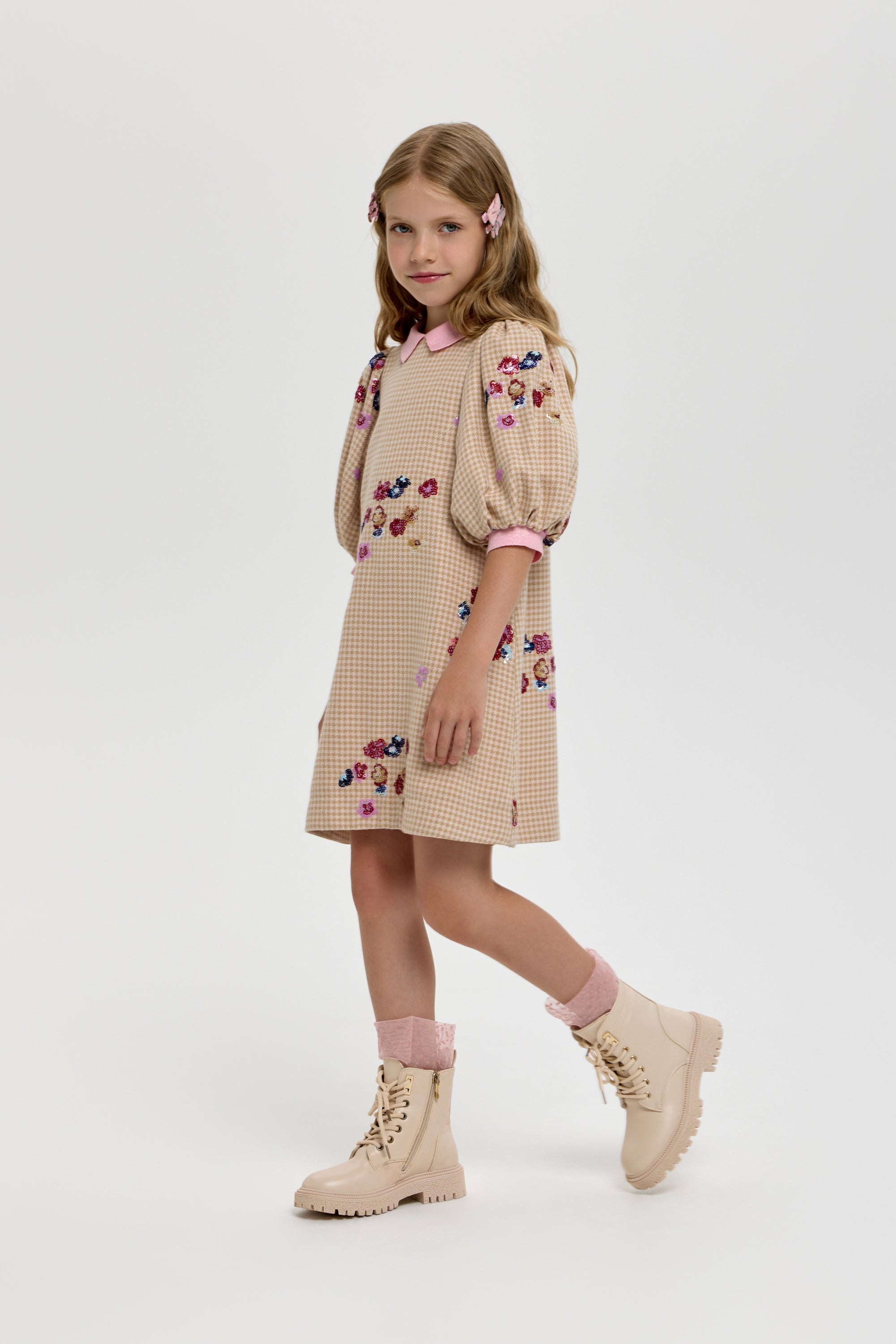 Dress with a collar and embroidery