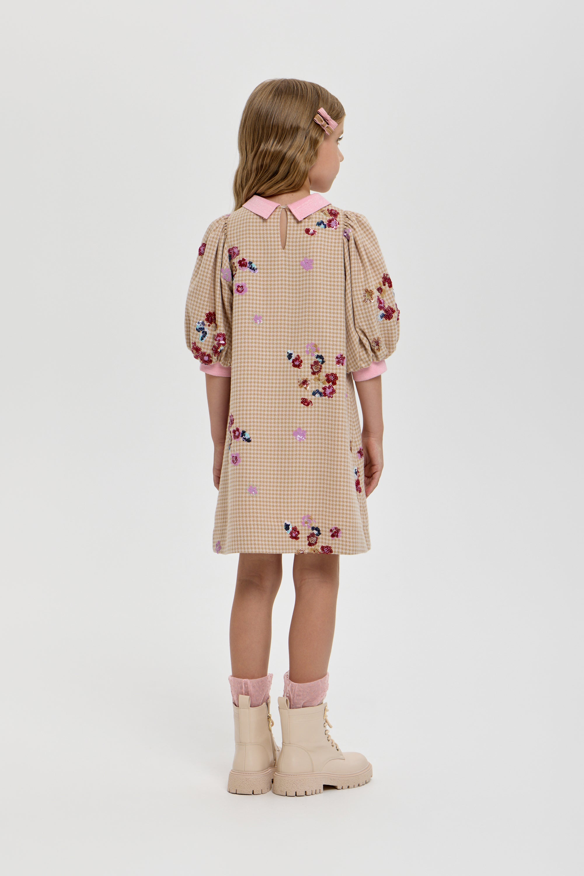 Dress with a collar and embroidery