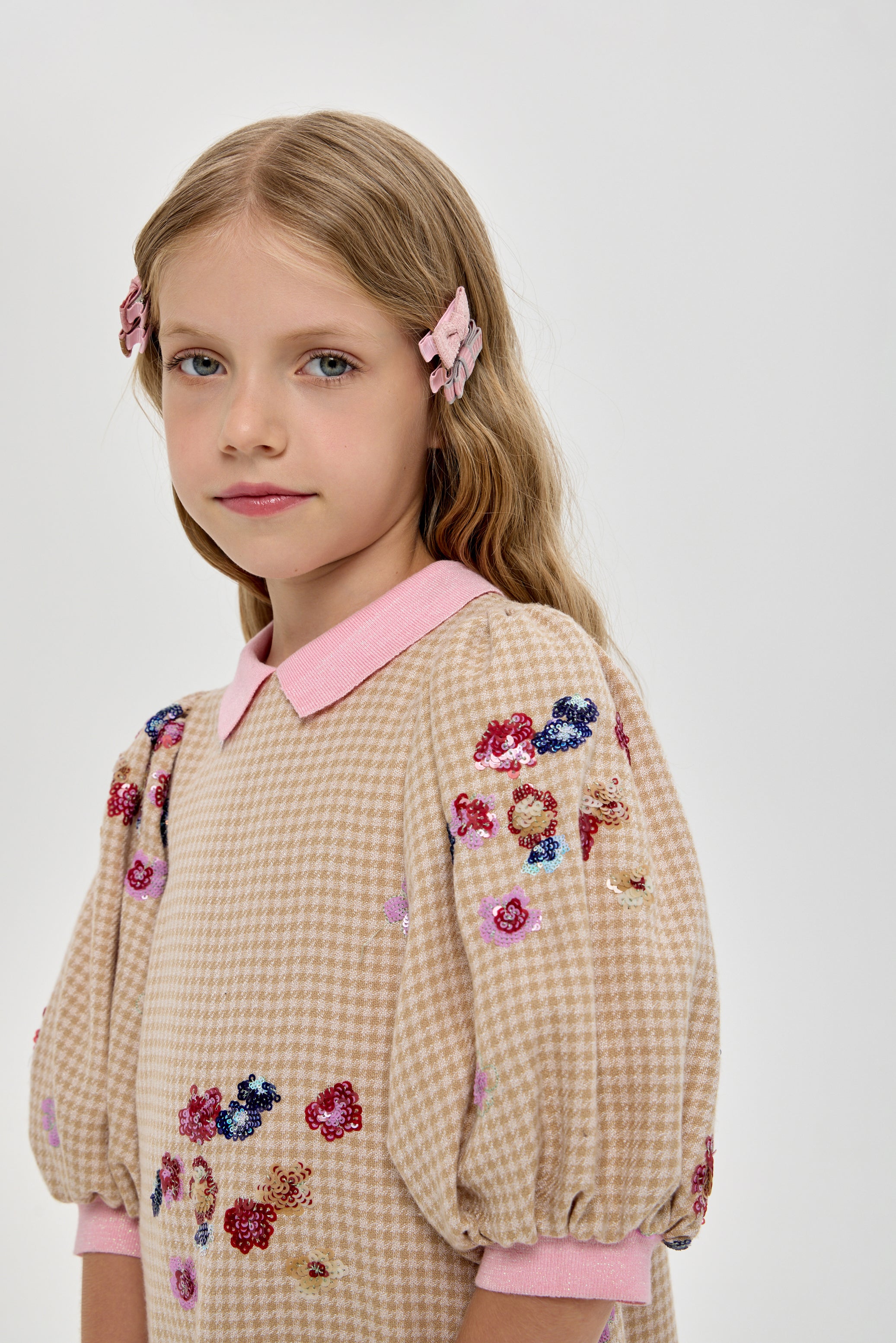 Dress with a collar and embroidery