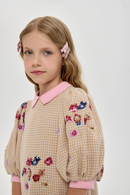 Dress with a collar and embroidery