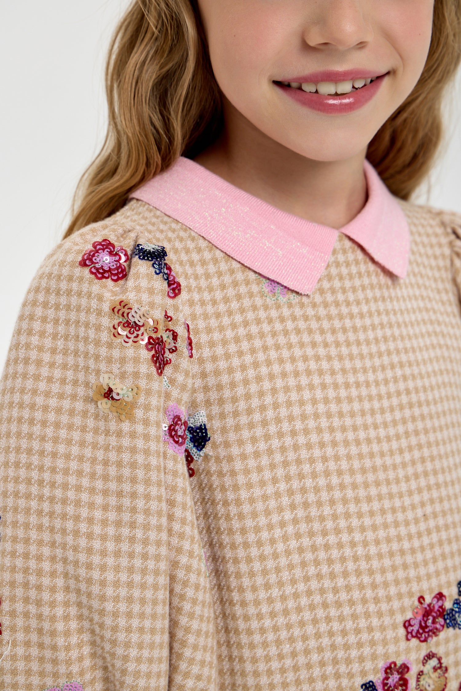 Dress with a collar and embroidery