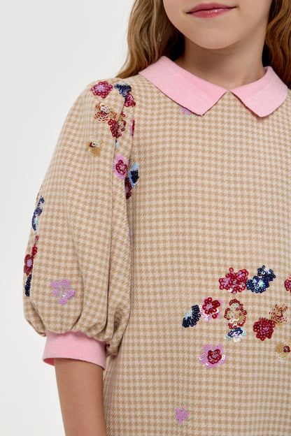 Dress with a collar and embroidery